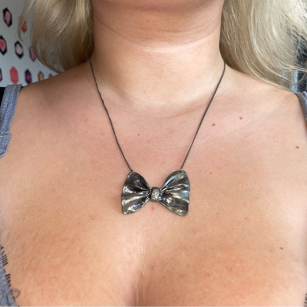 Elegant Silver Bow Necklace